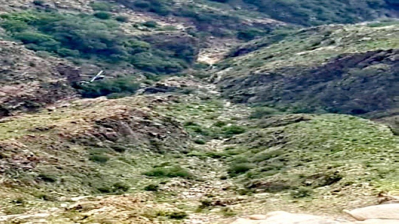 الدفاع المدني ينجح في انقاذ 4 مواطنين في منحدر جبلي شديد الخطورة