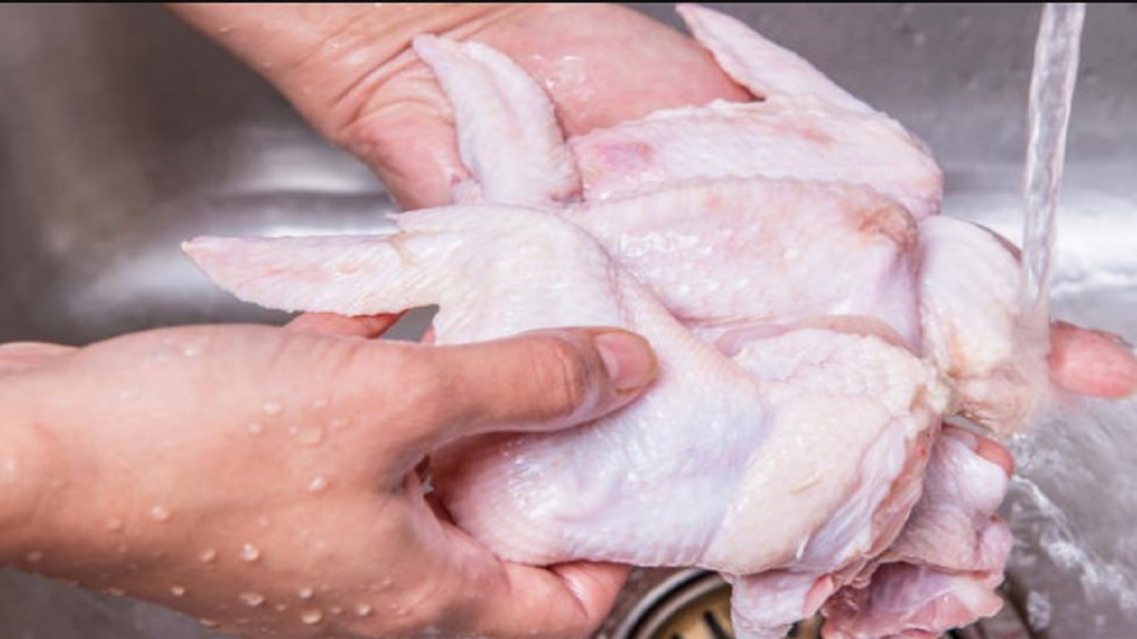 أضرار غسل الدجاج قبل الطبخ ومخاطره والطريقة الصحية لتجنب البكتيريا