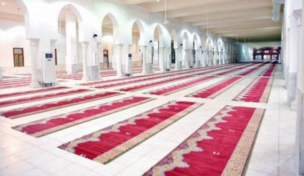 وزارة الشؤون الإسلامية تشدد على التباعد بين المصلين وارتداء الكمامات في المساجد
