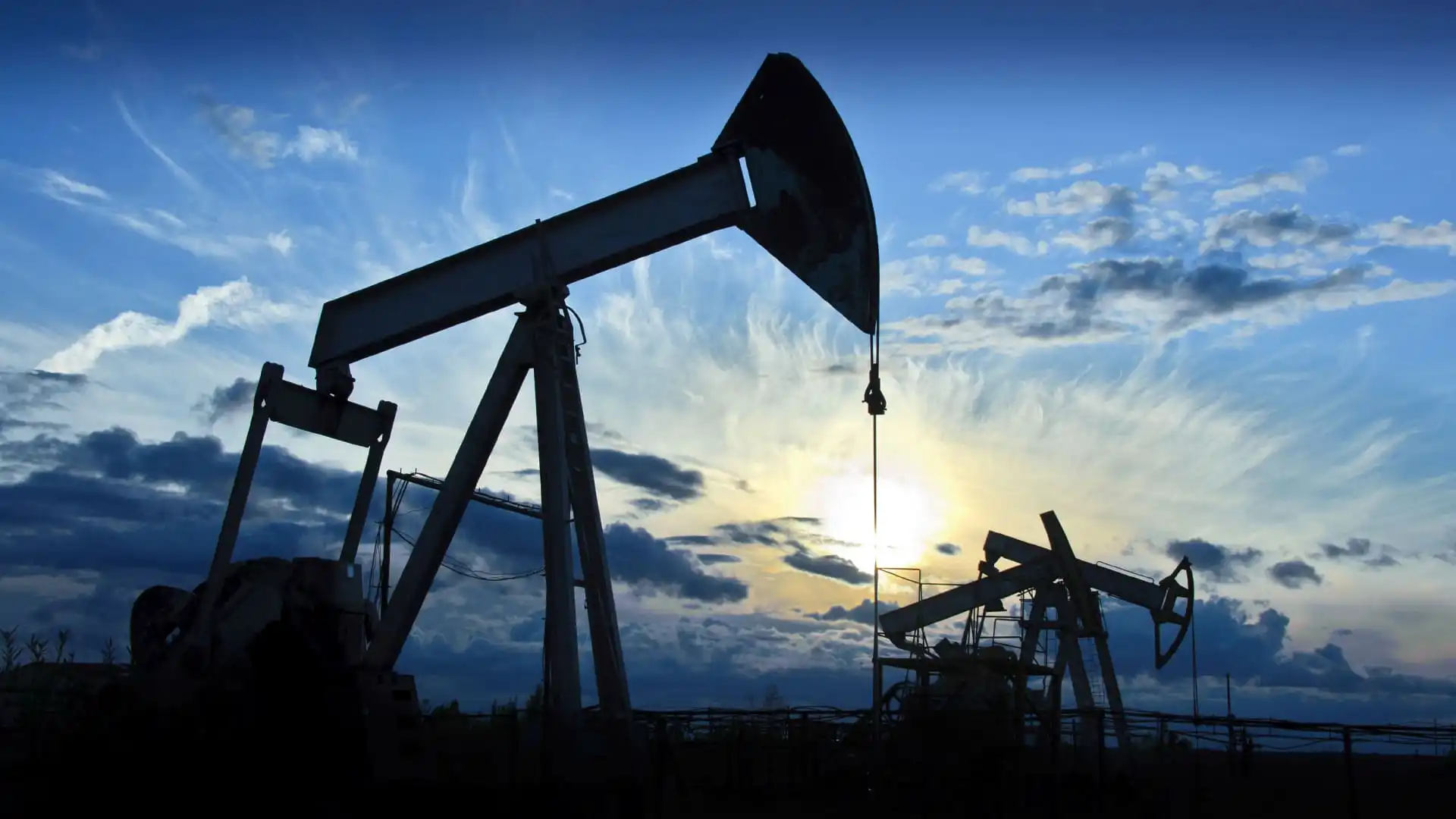 على الرغم من الارتفاع، تقترب أسعار النفط من خسارة أسبوعية قياسية بنحو 9٪