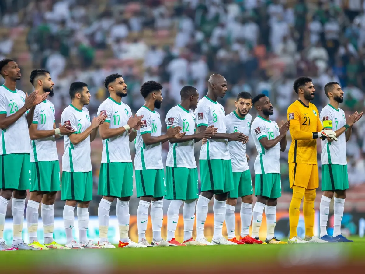 مدرب المنتخب السعودي يسمح لقائد المنتخب بمغادرة معسكر الفريق