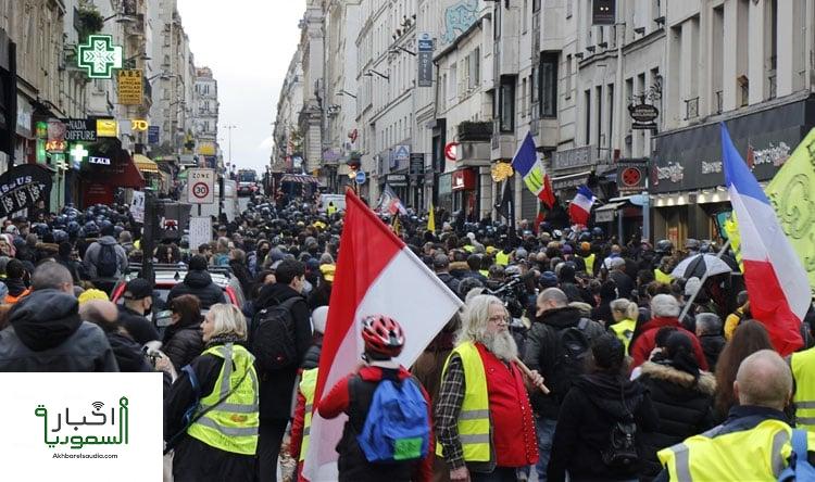 حركة الإضراب تشهد تصعيدا كبيرًا في فرنسا وتعرف بحركة "السترات الصفراء"
