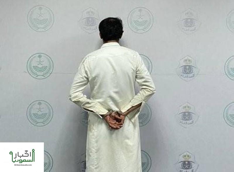 الشرطة السعودي تُلقي القبض على مواطن لنقله مخالفين للأمن الحدود